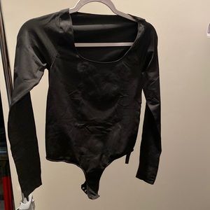 SKIMS ESSENTIAL LONG SLEEVE SCOOP NECK BODYSUIT SOOT L/XL